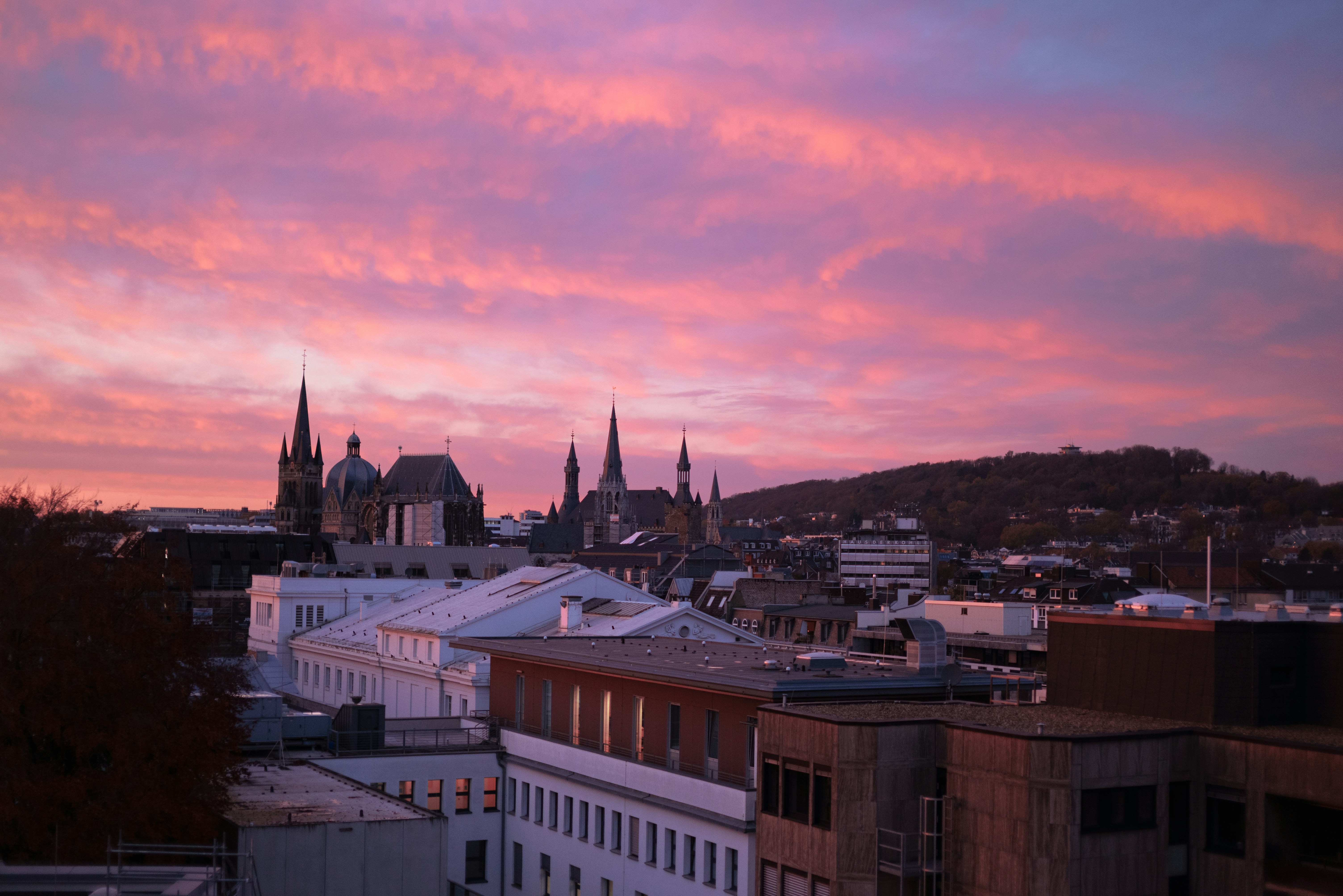 Silhouette von Aachen bei Sonnenuntergang